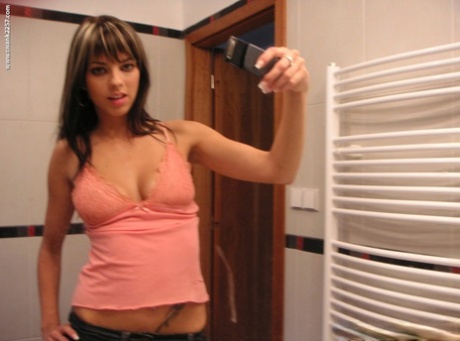 Hot girlfriend Mellie Swan takes selfies of her big natural tits in the mirror - pornpics.de