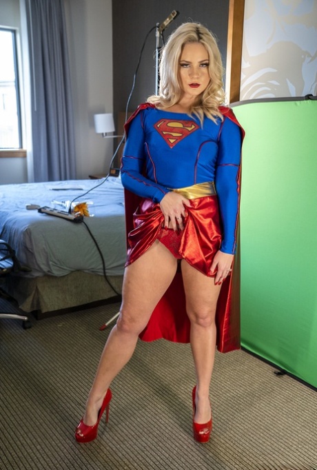 Blonde supergirl Lisey Sweet exposes her yummy ass and hot tits in a solo - pornpics.de