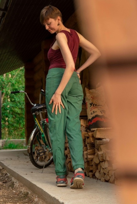 短发业余爱好者 Erina 边穿衣服边用美胸和美臀挑逗观众