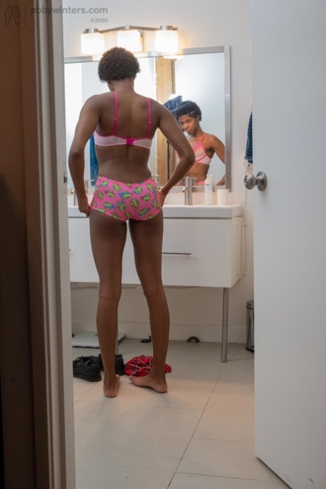 瘦小的乌黑短发的Ashlee L在厕所里穿上了内裤和短裤