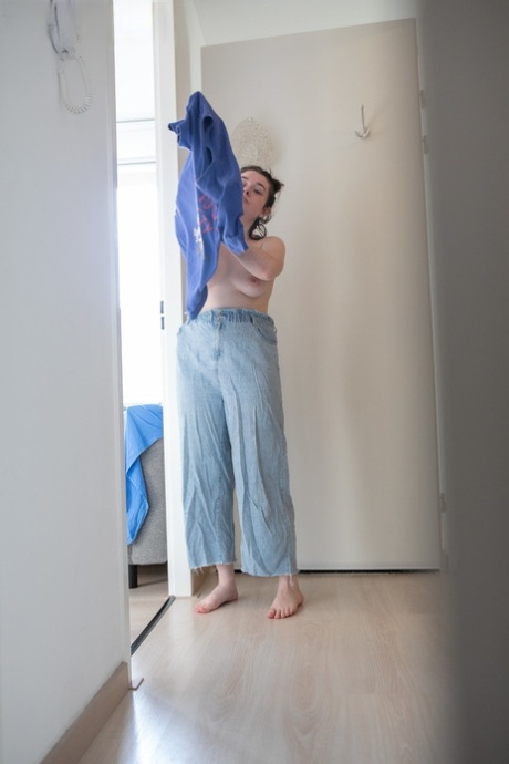 饥渴的澳大利亚业余爱好者Casey Q在穿睡衣时被偷窥到了