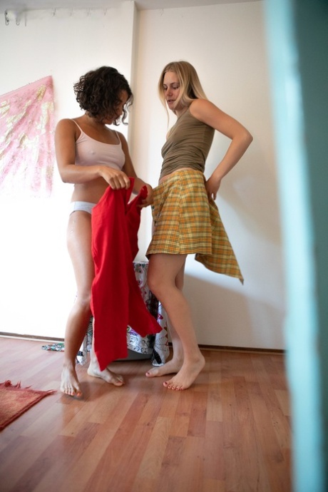 娇小的业余女孩与微小的山雀 Elin 和 Tilly B 一起穿衣服