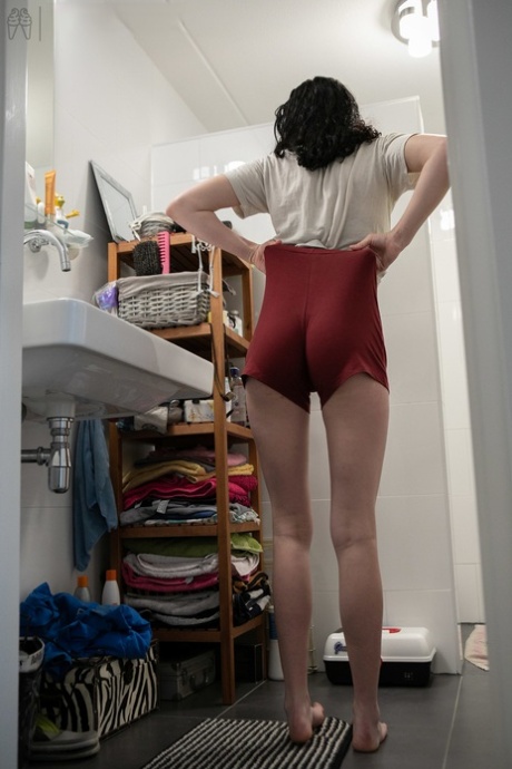 业余宝贝 Mary J 在浴室展示她的天然乳房和紧致臀部