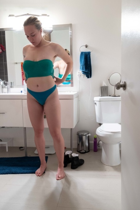 性感的宝贝与火热的臀部杰萨在厕所里穿上一些衣服