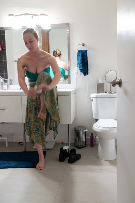 性感的宝贝与火热的臀部杰萨在厕所里穿上一些衣服