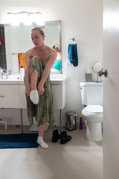 性感的宝贝与火热的臀部杰萨在厕所里穿上一些衣服
