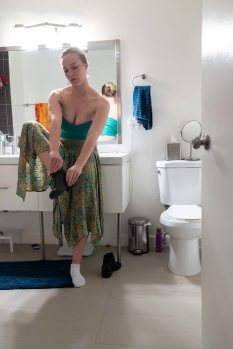 性感的宝贝与火热的臀部杰萨在厕所里穿上一些衣服