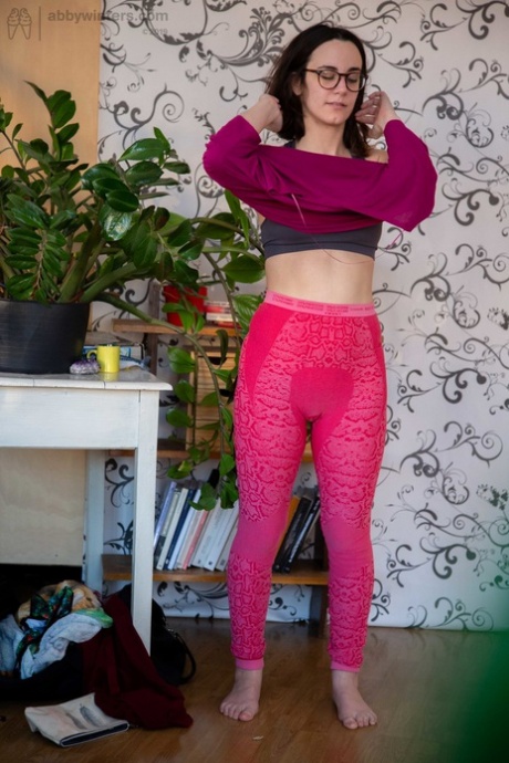 呆萌的澳大利亚女孩露西亚-M 在换衣服时露出超级多毛的阴部