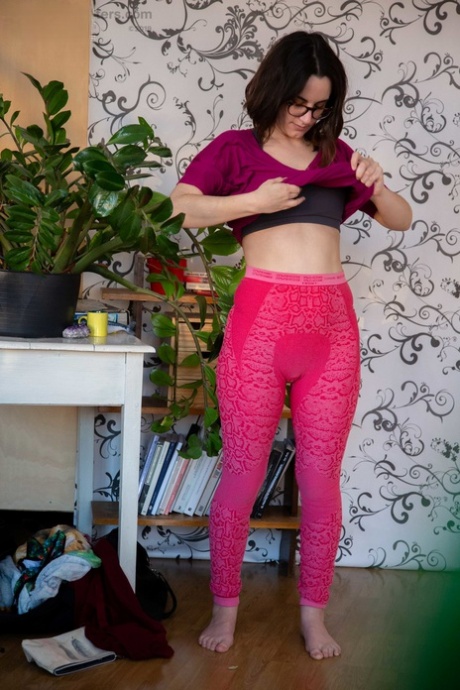 呆萌的澳大利亚女孩露西亚-M 在换衣服时露出超级多毛的阴部