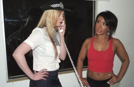 性感的女性在警察制服脱衣的家伙和杰克关闭他们的僵硬boners