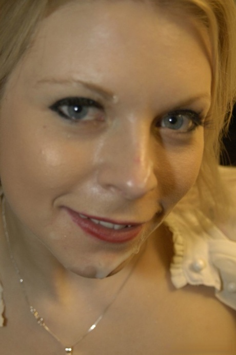 Slutty blonde Paige Wilson gets her face covered in jizz after sucking a BBC - pornpics.de