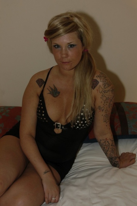 Blonde British babe with hot tattoos Mandy Cinn enjoys thick bukakke facials