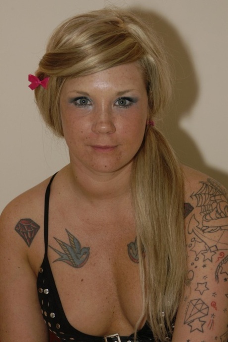 Blonde British babe with hot tattoos Mandy Cinn enjoys thick bukakke facials - pornpics.de