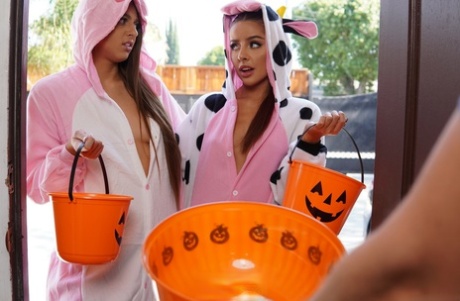 Teens Vanna Bardot & Gia Derza share a dong in a trick-or-treat threesome - pornpics.de