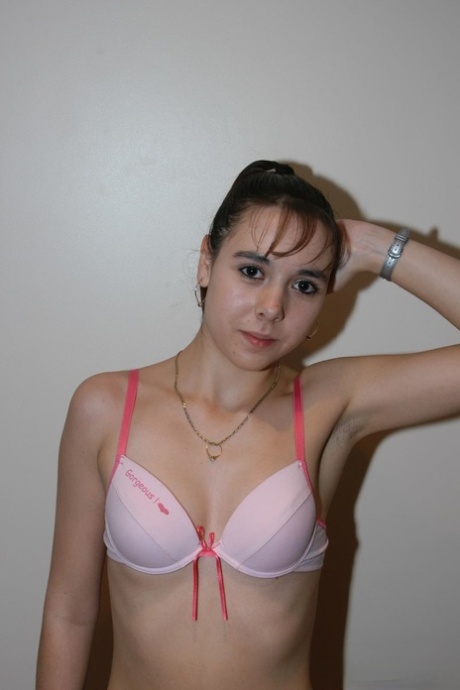 甜美的业余女孩丽塔凤凰表示她的奶子和吸一个蠢蛋一个面部
