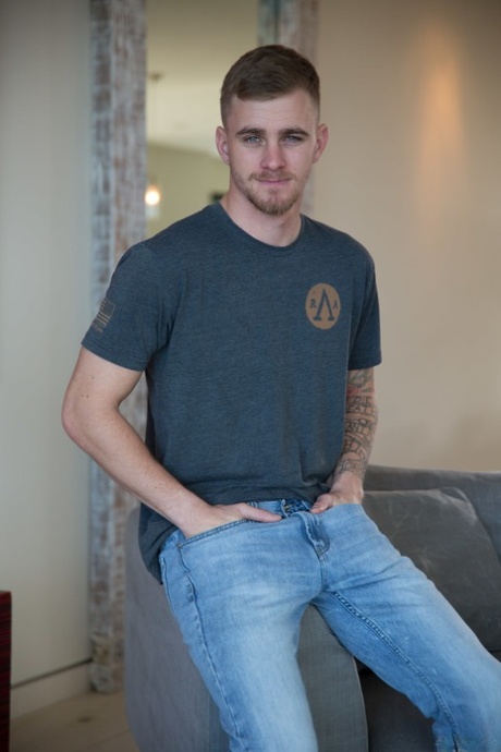 诱人的同性恋者Ryan Jordan和Sean Maygers脱衣做爱