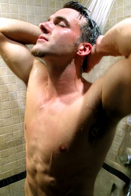 拥有大鸡巴的性感男同 Trystan Bull 独自淋浴并打手枪