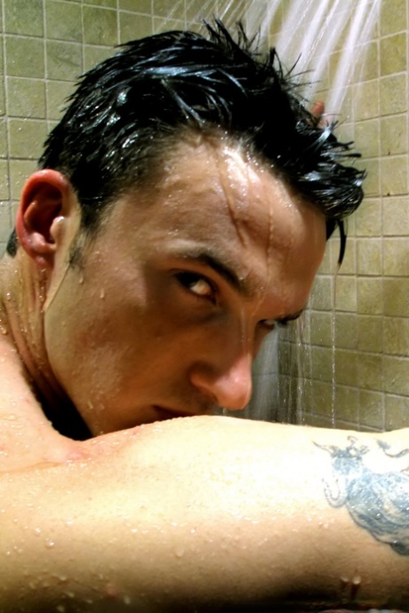 拥有大鸡巴的性感男同 Trystan Bull 独自淋浴并打手枪