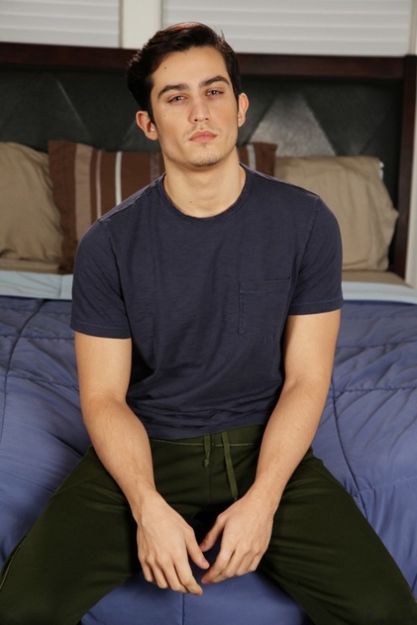 Der kleine schwule Hengst Tyler Morgan wird von Derrick Dime & Jacob Ladder bespuckt