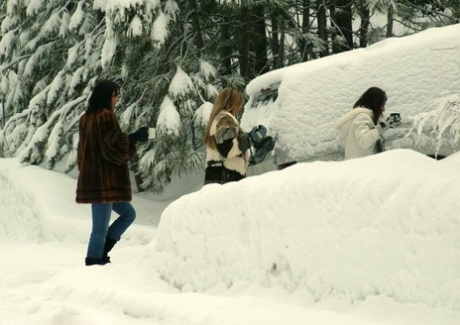 三位大胸美女在雪地里穿着皮草大衣摆出无胸的姿势