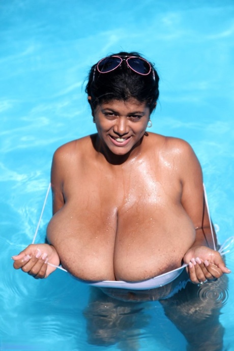 Fatty Puerto Rican MILF Kristina Milan unleashes and oils up her giant tits - pornpics.de
