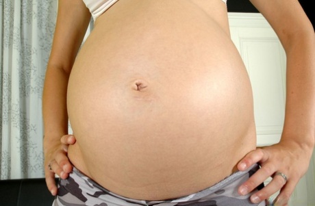 Pregnant amateur Charlotte Pelucci reveals her big belly and milks her tits - pornpics.de