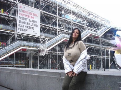 业余环球旅行者 Joana 在巴黎公开展示她的大奶子