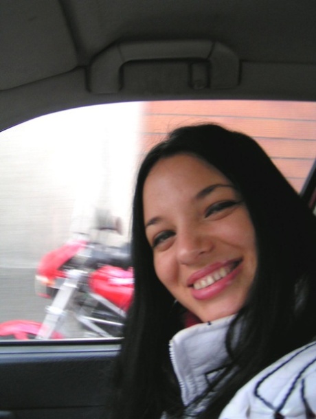 业余环球旅行者 Joana 在巴黎公开展示她的大奶子