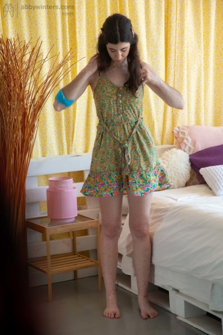 黑发少女与小山雀 Elysa 在她的内衣和礼服打扮