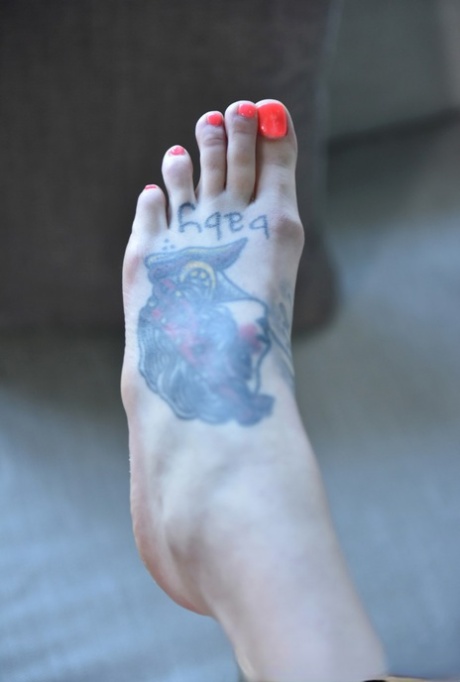 Tall brunette Rocky Emerson uses her sexy tattooed feet to wank a cock - pornpics.de
