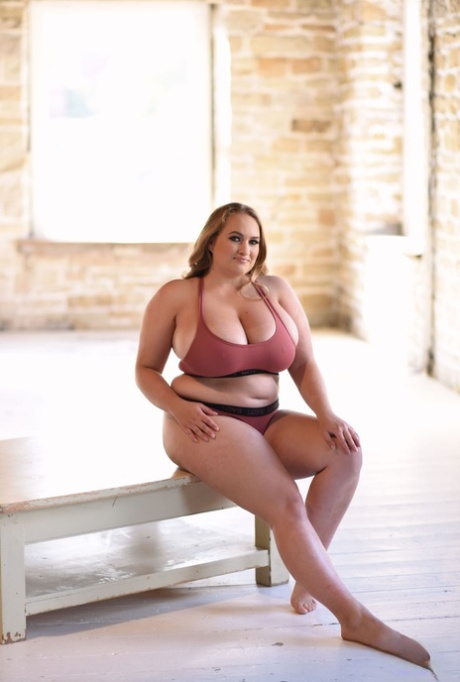 Fat model Sara Willis lets out her monster breasts and poses topless