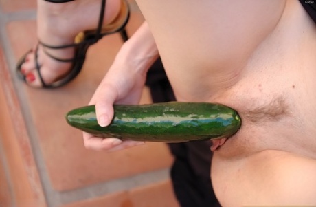 娇小宝贝伊泽贝尔用黄瓜自慰前在室外展示乳房