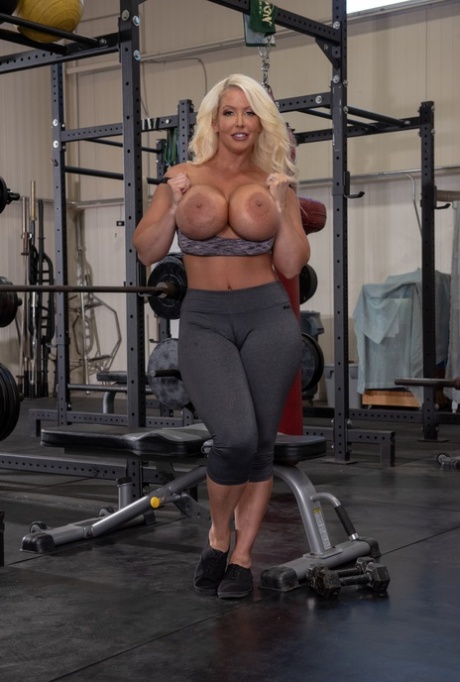 Lesbian MILFs Joslyn James and Alura Jenson kiss each other's cunt in the gym