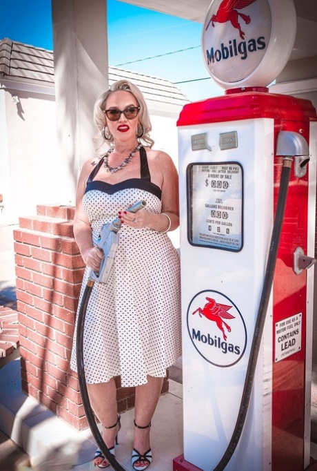 Retro pinup MILF Dee Siren exposes her fat butt and poses at a gas station - pornpics.de