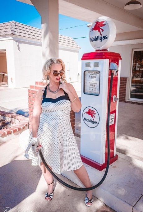 Retro pinup MILF Dee Siren exposes her fat butt and poses at a gas station - pornpics.de