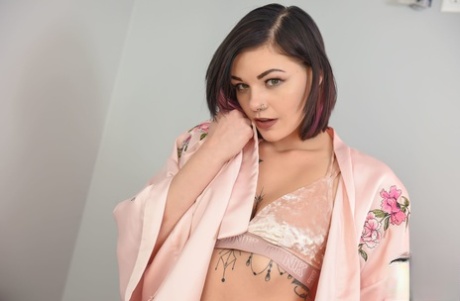 迷人的业余爱好者 Foxxy Suicide 展示她的大屁股并自慰