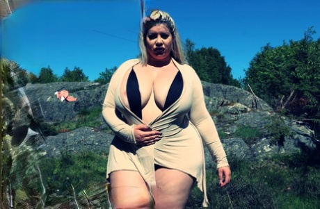 金发 BBW 娜塔莎-克朗（Natasha Crown）在户外炫耀她的泡泡美臀并摆出各种姿势