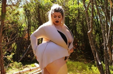 金发 BBW 娜塔莎-克朗（Natasha Crown）在户外炫耀她的泡泡美臀并摆出各种姿势