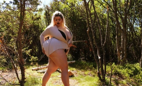 金发 BBW 娜塔莎-克朗（Natasha Crown）在户外炫耀她的泡泡美臀并摆出各种姿势