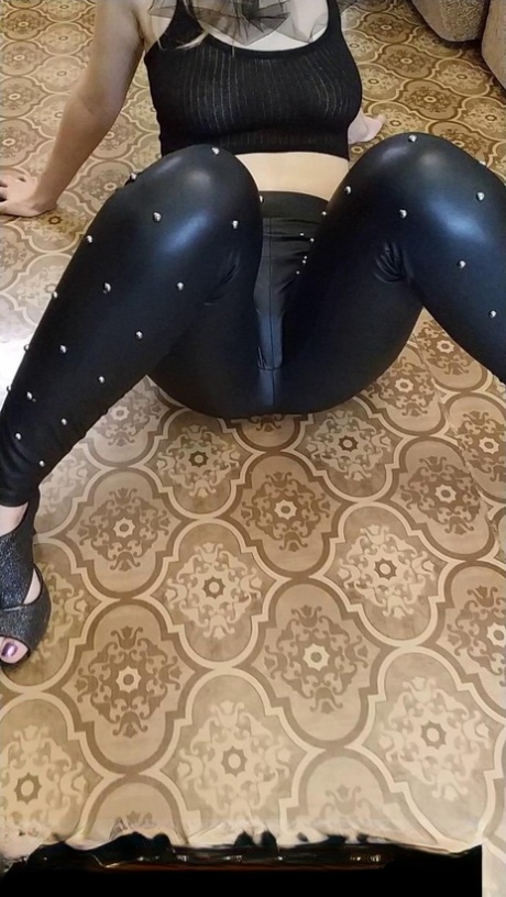 曲线美女 Snickers Baby 穿着紧身乳胶裤展示大屁股