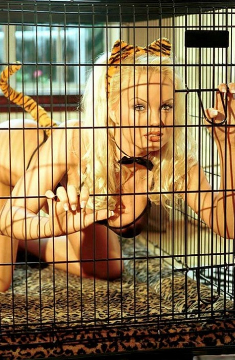 性感宝贝 Silvia Saint 走出 BDSM 笼子，展示剃光的阴部