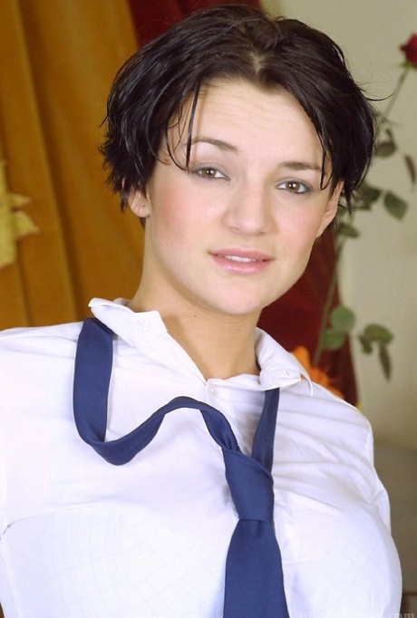 巨乳女学生 Emilija Dangalova 脱下校服，用手指触摸剃光的阴户