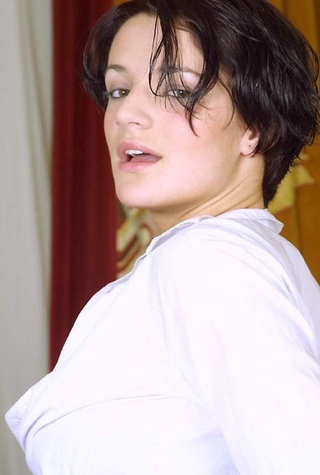 巨乳女学生 Emilija Dangalova 脱下校服，用手指触摸剃光的阴户