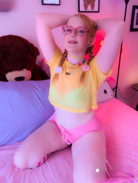 戴眼镜的瘦弱少年Krystal Orchid摊开她那浮肿的处女阴部