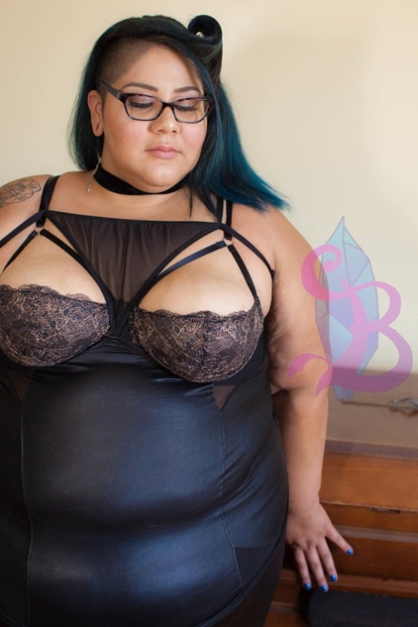 Tattooed SSBBW Crystal Blue teasing with her juicy natural tits in glasses - pornpics.de