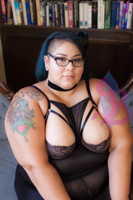 Tattooed SSBBW Crystal Blue teasing with her juicy natural tits in glasses - pornpics.de