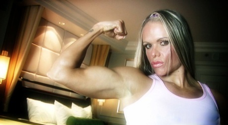 Brazilian bodybuilder Larissa Reis flaunts her muscles in a plaid skirt - pornpics.de