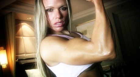 Brazilian bodybuilder Larissa Reis flaunts her muscles in a plaid skirt - pornpics.de