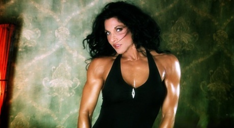 Dark haired bodybuilder Tracy Daniels shows her hot legs in a solo