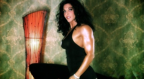 Dark haired bodybuilder Tracy Daniels shows her hot legs in a solo